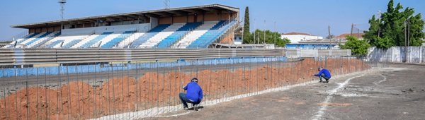 Prefeitura está ampliando arquibancadas  do Estádio Municipal Schmidtão